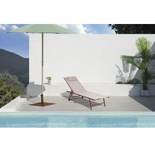 Szene mit Sonnenschirm, Liegestuhl und Pool für den Außenbereich