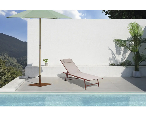 Scène avec parasol, chaise longue et piscine pour l''extérieur