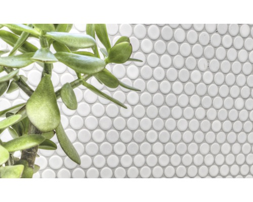 Weisse Mosaikfliese mit runden Steinen