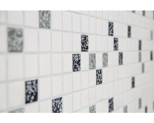 Nahaufnahme einer Wand mit Mosaikfliesen