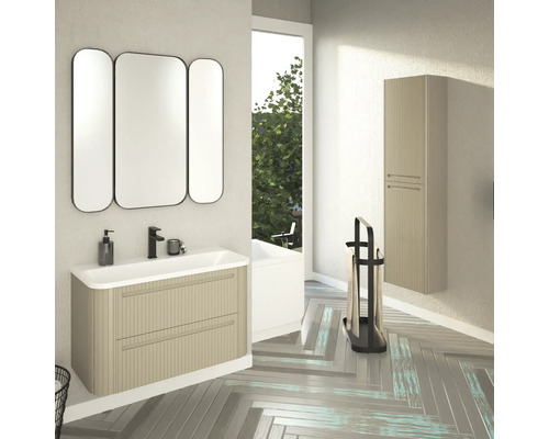 Helles Badezimmer mit Waschtisch, Spiegelschrank und Hochschrank