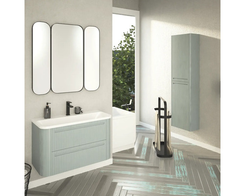 Badezimmer mit Waschtisch, Spiegelschrank, Hochschrank und Handtuchständer