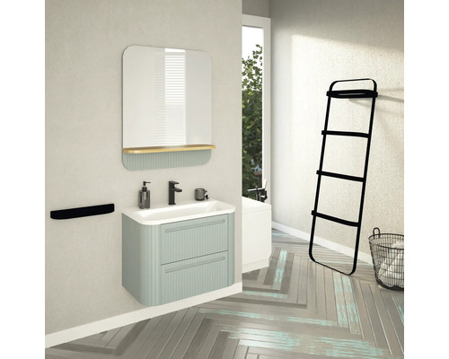 Salle de bain lumineuse avec meuble-lavabo, miroir, porte-serviettes et étagère échelle