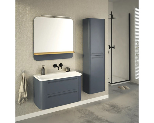 Badezimmer mit Waschtisch, Spiegelschrank und Hochschrank in dunkler Farbe