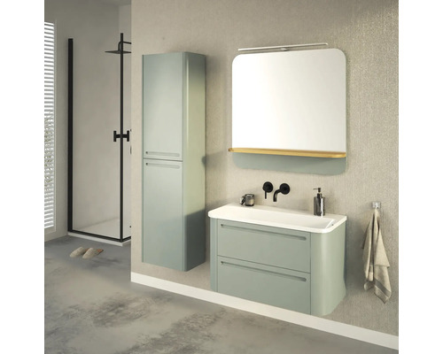 Salle de bain avec meuble sous-vasque, armoire de toilette, armoire haute et douche