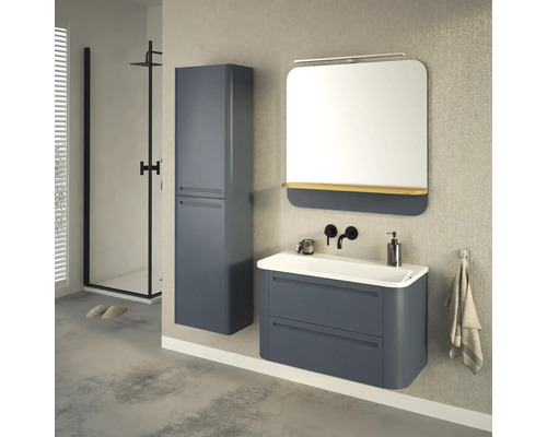 Modernes Badezimmer mit Waschbeckenunterschrank, Spiegelschrank und Hochschrank