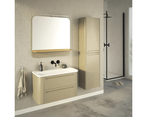 Salle de bain avec meuble sous-lavabo, miroir, lampe de miroir et armoire haute