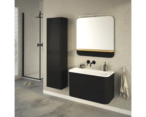 Modernes Badezimmer mit schwarzem Waschtischunterschrank, Spiegelschrank und Hochschrank