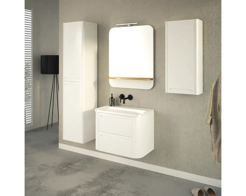 Badezimmer mit Waschtisch, Spiegel, Hochschrank und Hängeschrank in Weiß