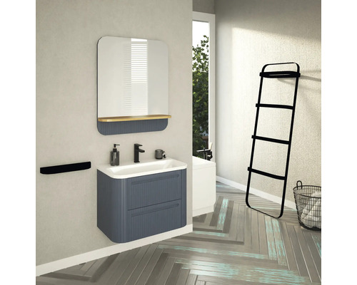 Salle de bain avec meuble-lavabo, miroir, porte-serviettes, étagère échelle et panier à linge