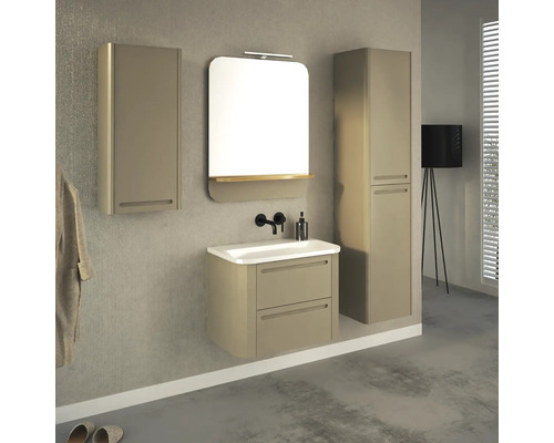 Salle de bains avec meuble sous-vasque, armoire de toilette et armoire haute pour une ambiance organisée et lumineuse