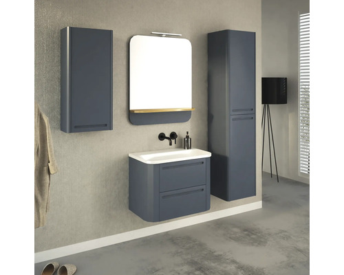 Salle de bains avec meuble sous-lavabo, armoire de toilette et armoire haute