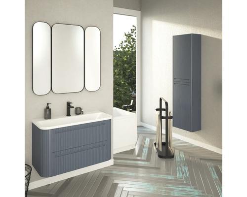 Modernes Badezimmer mit Waschtisch, Spiegelschrank, Hochschrank und Handtuchständer