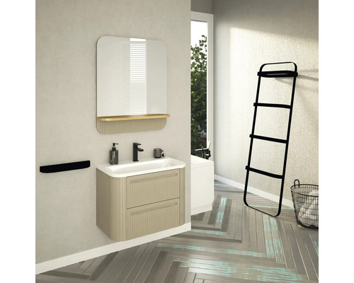 Salle de bains avec meuble sous-lavabo, miroir, porte-serviettes et étagère échelle