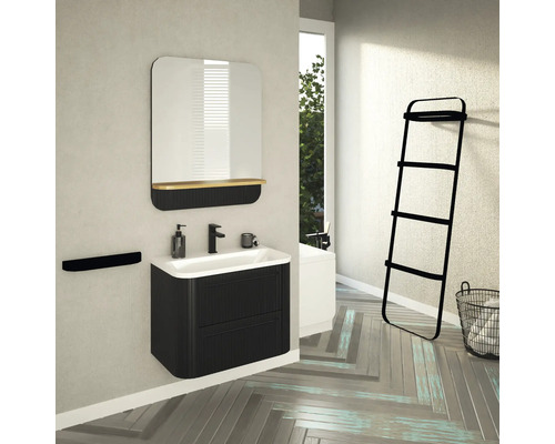 Salle de bains moderne avec meuble-lavabo, miroir et échelle porte-serviettes