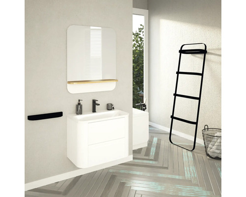 Salle de bains avec meuble-lavabo, miroir, porte-serviettes, étagère échelle et panier à linge dans un design clair