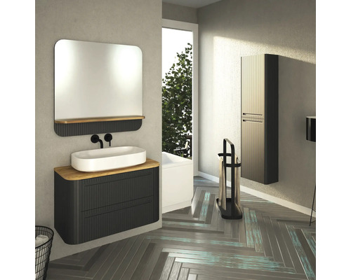 Badezimmer mit Waschtisch, Spiegel, Hochschrank und Handtuchhalter