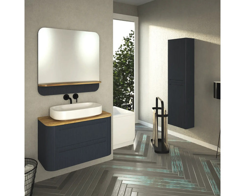 Salle de bains avec meuble-lavabo, miroir, armoire suspendue et porte-serviettes.