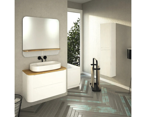 Salle de bain moderne avec meuble-lavabo, miroir, armoire de toilette et porte-serviettes