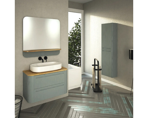 Salle de bains moderne avec meuble-lavabo, miroir, armoire haute et porte-serviettes