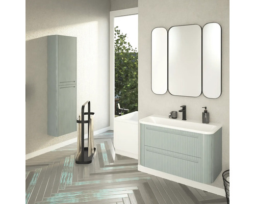 Salle de bain avec meuble sous-lavabo, armoire de toilette, armoire haute et porte-serviettes