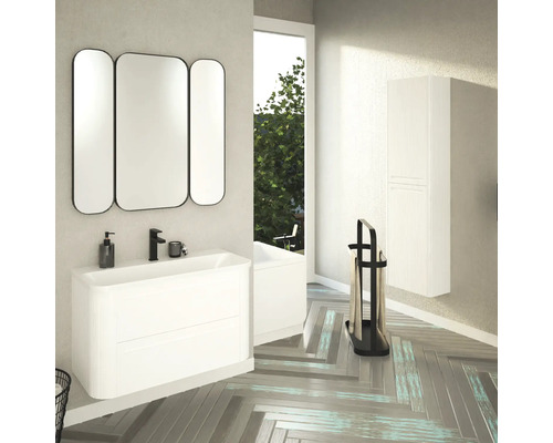 Badezimmer mit Waschtisch, Spiegel, Hochschrank, Badewanne und Handtuchständer