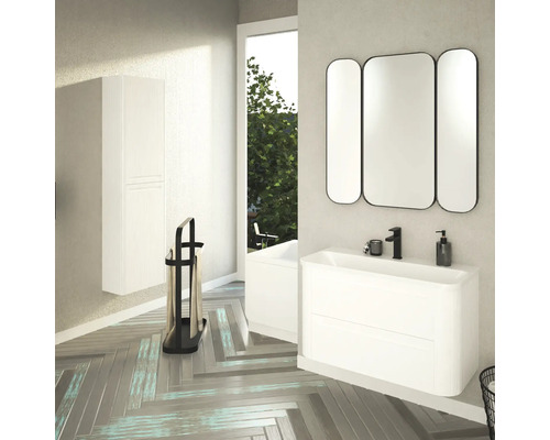 Salle de bains avec meuble sous-lavabo, armoire de toilette et porte-serviettes