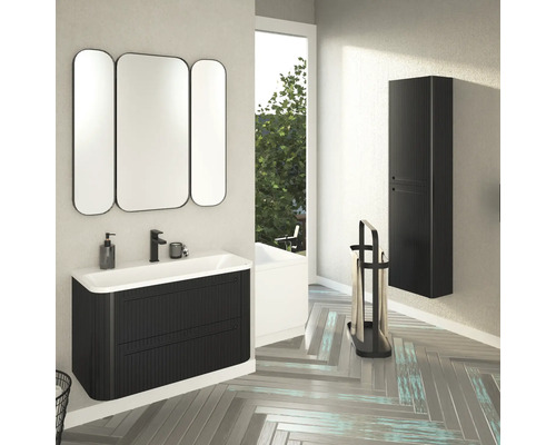 Badezimmer mit Waschtisch, Spiegel, Hochschrank und Handtuchständer