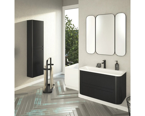 Salle de bain moderne avec meuble-lavabo, miroir, porte-serviettes et armoire haute