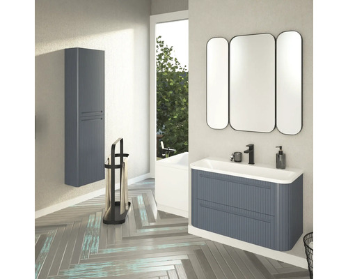 Modernes Badezimmer mit Waschtisch, Spiegel, Badezimmerschrank und Badewanne.