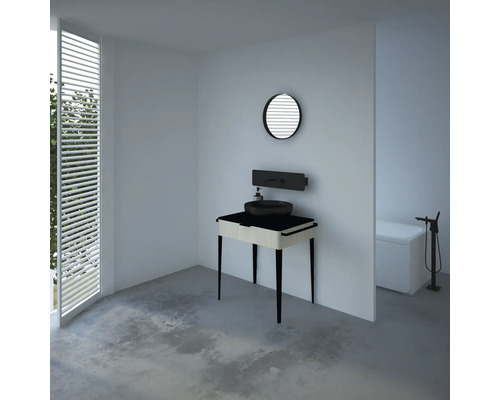 Badezimmer mit Waschtisch, Spiegel, Waschbecken und Badewanne in heller, moderner Optik