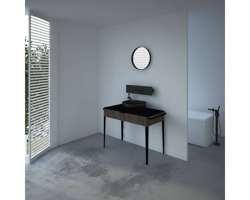 Badezimmer mit Waschtisch, Spiegel und Badewanne in hellem Design