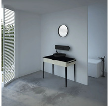 Salle de bains lumineuse avec lavabo, miroir et baignoire