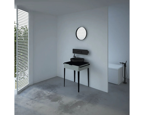 Badezimmer mit Waschtisch, Spiegel und Badewanne in modernem Design für ein helles und geräumiges Ambiente.