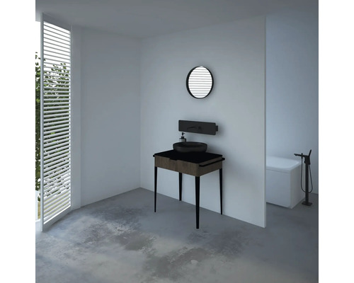 Badezimmer mit Waschtisch, Spiegel, Waschbecken, Armatur und Badewanne