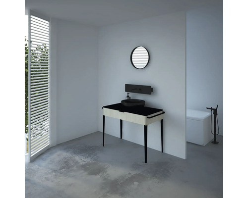 Badezimmer mit Waschtisch, Spiegel und Badewanne in hellem Design