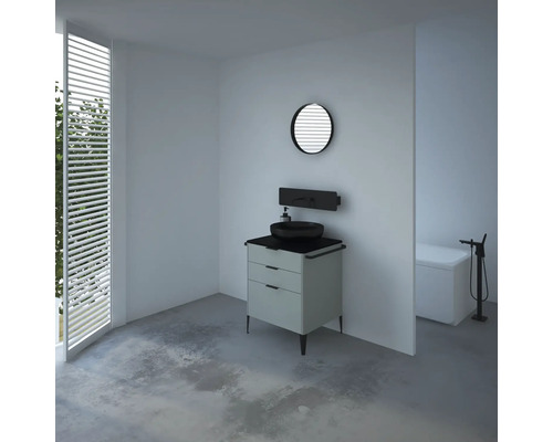 Helles Badezimmer mit Waschtisch, Spiegel und Badewanne