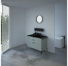 Salle de bain lumineuse avec meuble-lavabo, vasque à poser, miroir et baignoire