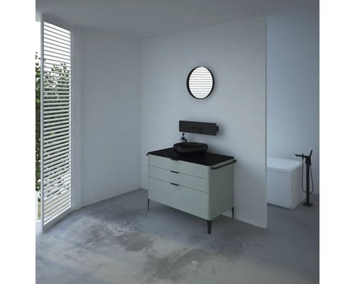 Helles Badezimmer mit Waschtisch, Aufsatzwaschbecken, Spiegel und Badewanne