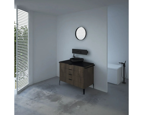 Salle de bains moderne avec lavabo, miroir et baignoire.