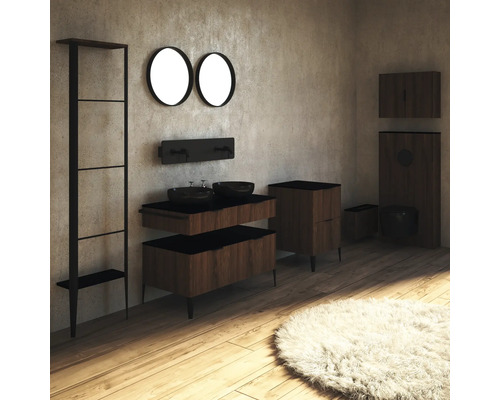 Badezimmer mit Waschtisch, Spiegeln, Regal und Toilette in dunklen Farbtönen.