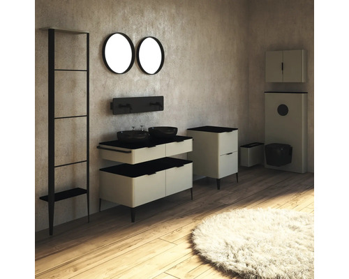 Aménagement de salle de bains avec lavabo, miroirs, étagère, armoire et toilettes dans un design clair