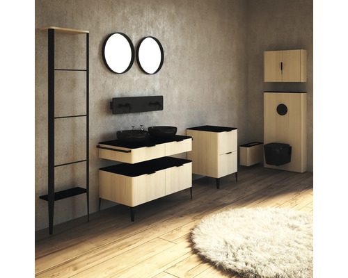 Salle de bains avec meuble-lavabo, miroirs, étagère et toilettes