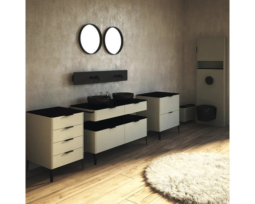 Salle de bains avec lavabo, miroirs et toilettes dans un design clair et moderne