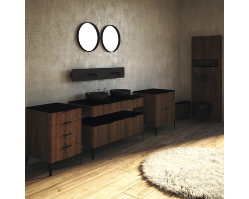 Badezimmer-Interieur mit Waschtisch, Spiegeln und Holzschränken