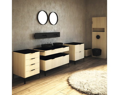 Badezimmer mit Waschtisch, Spiegeln, Hocker, WC und Teppich