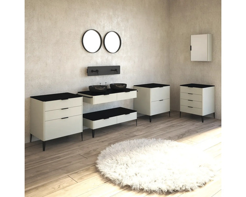 Modernes Badezimmer-Interieur mit Waschtischen, Spiegeln, Waschbecken und rundem Teppich