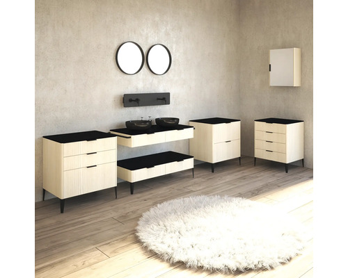 Intérieur de salle de bains avec lavabos, miroirs et tapis rond