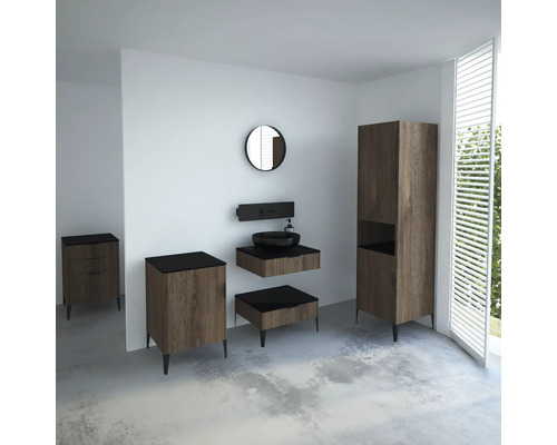 Salle de bains avec lavabo, miroir, meuble bas et armoire haute aspect bois