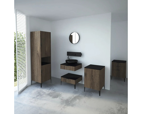 Salle de bains avec lavabo, miroir, armoire et commode